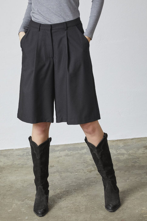 Love & Divine bermuda shorts black
