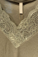 Ofelia Mette top med blonde Ivy/oliven