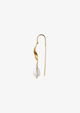 STINE A LONG TWISTED EARRING WITH BAROQUE PEARL GULD