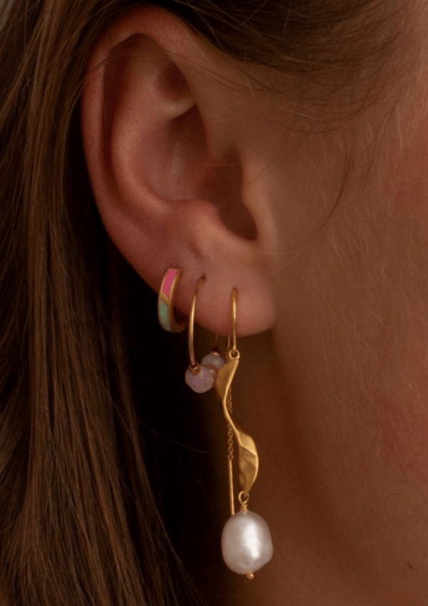 STINE A LONG TWISTED EARRING WITH BAROQUE PEARL GULD