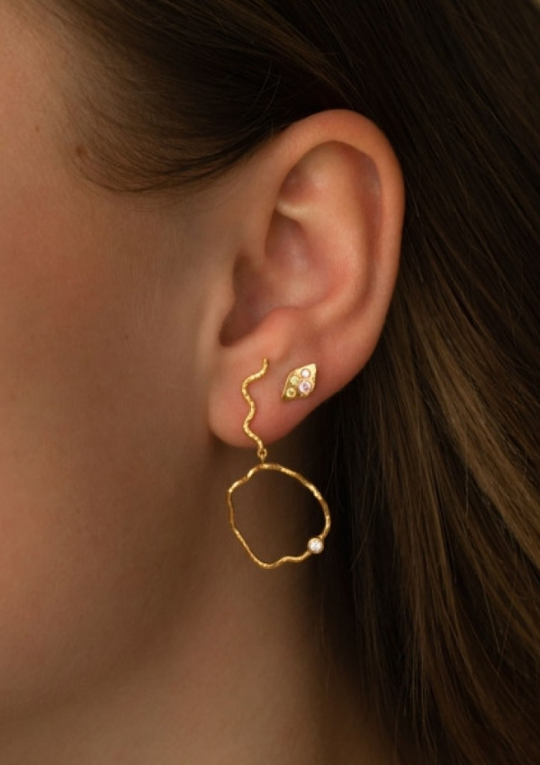 STINE A WAVY CIRCLE ØRERING WITH STONE LEFT GOLD